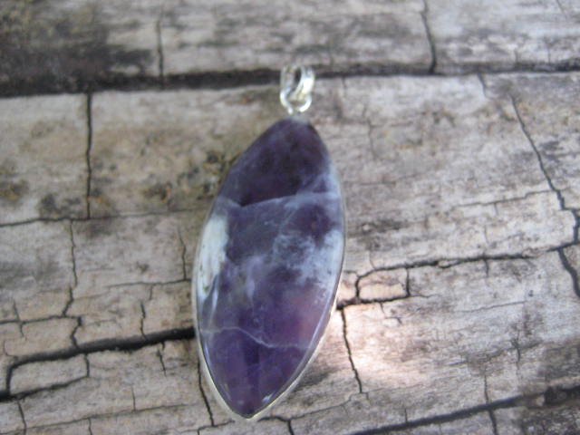 Chevron Amethyst Gemstone is a mixture of quartz and Amethyst 3809